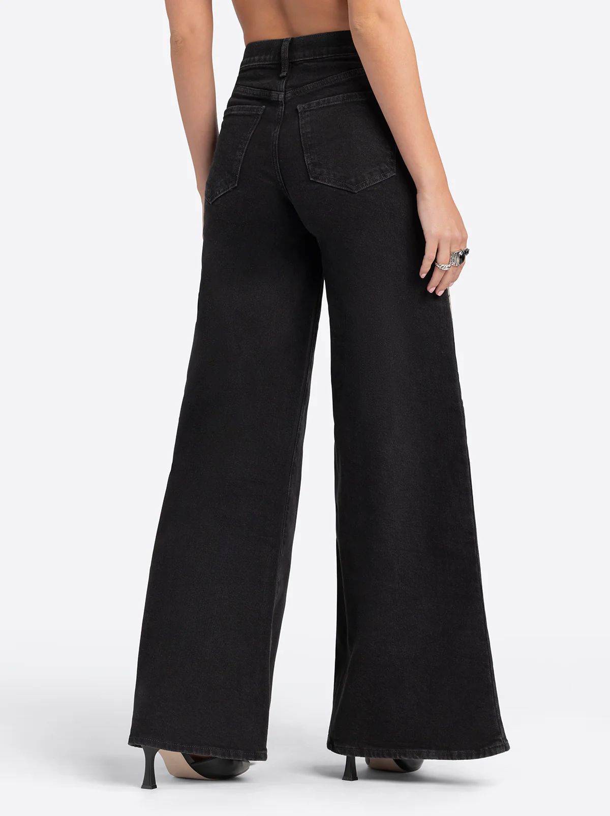 5252-jessica-simpson-2.0-joplin-super-wide-jeans-in-black-2.webp Jessica Simpson 2.0 Joplin Super Wide Jeans in Black